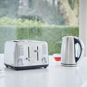 Cuisinart Signature Kettle with a matching toaster.