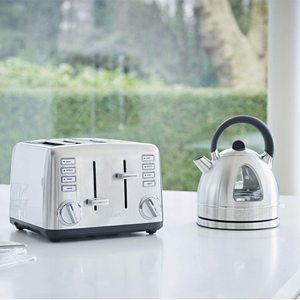 Cuisinart Traditional Kettle with a matching toaster.