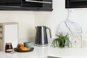 Russell Hobbs 25240 Geo Kettle on display in a kitchen.