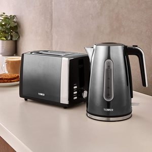 Tower Ombre Kettle with a matching toaster.