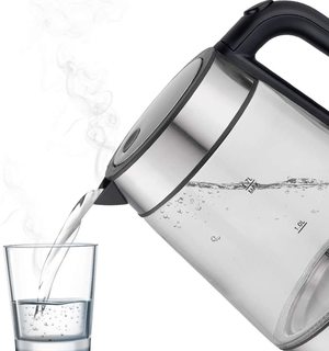 ANSIO Glass Kettle pouring.