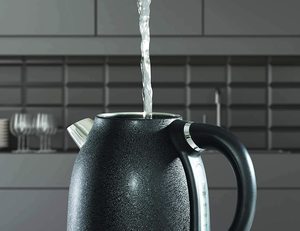 Filling the Daewoo Glace Noir Kettle.