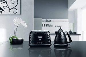 De'Longhi Brilliante Kettle with a matching toaster.