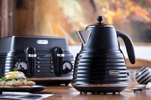 De'Longhi Scolpito Kettle with a matching toaster.