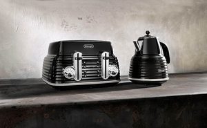 De'Longhi Scultura Kettle with a matching toaster.