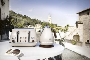 De'Longhi Vintage Icona Kettle with a matching toaster.