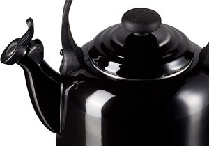 Le Creuset Traditional Stovetop Whistling Kettle zoomed.