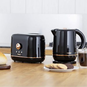 Tower T10038B Kettle next to a matching toaster.